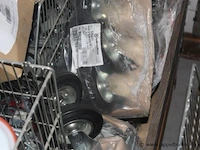 Pallet inhoudend diverse zwenkwielen - afbeelding 3 van  4