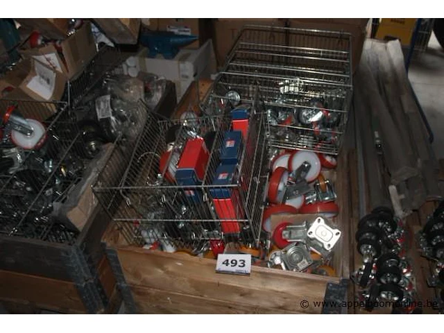 Pallet inhoudend diverse zwenkwielen - afbeelding 1 van  4