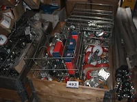 Pallet inhoudend diverse zwenkwielen - afbeelding 1 van  4