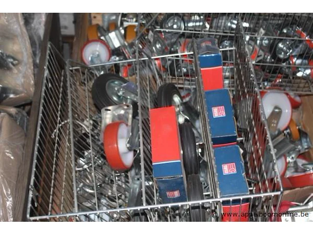 Pallet inhoudend diverse zwenkwielen - afbeelding 2 van  4