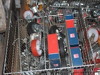 Pallet inhoudend diverse zwenkwielen - afbeelding 2 van  4