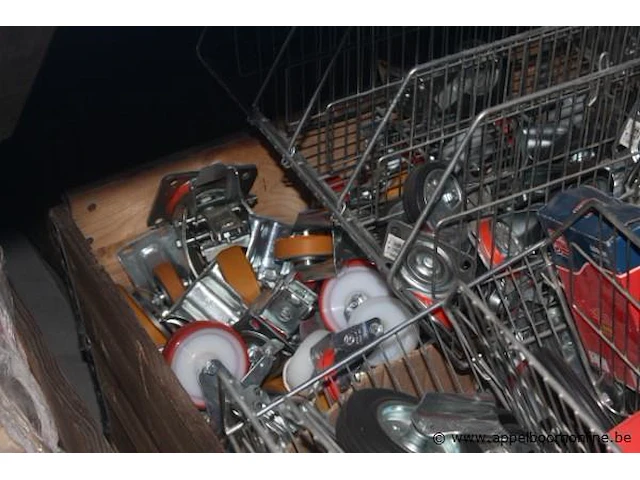 Pallet inhoudend diverse zwenkwielen - afbeelding 3 van  4
