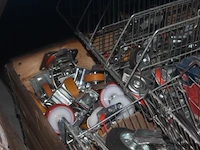 Pallet inhoudend diverse zwenkwielen - afbeelding 3 van  4