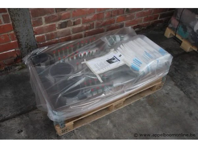 Pallet inhoudend wo. reparatiekoppeling, herstelklemmen, enz - afbeelding 1 van  4