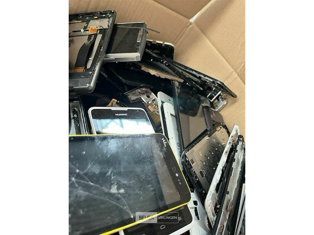 Pallet kapotte gsm's, ipad schermen, laders - afbeelding 1 van  5