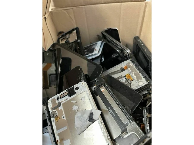 Pallet kapotte gsm's, ipad schermen, laders - afbeelding 2 van  5