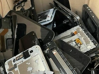 Pallet kapotte gsm's, ipad schermen, laders - afbeelding 2 van  5