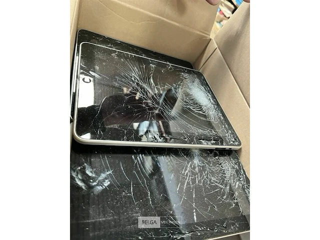 Pallet kapotte gsm's, ipad schermen, laders - afbeelding 3 van  5