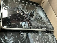 Pallet kapotte gsm's, ipad schermen, laders - afbeelding 3 van  5