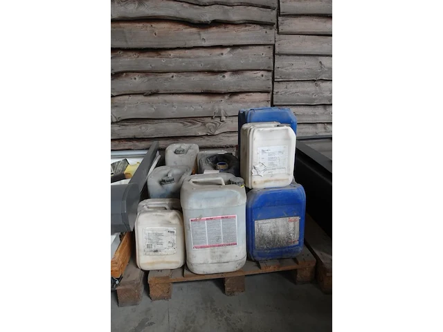 Pallet met 14x bidon liquide voor vloerverwarming - afbeelding 1 van  9