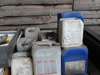 Pallet met 14x bidon liquide voor vloerverwarming