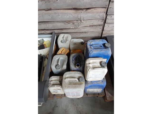 Pallet met 14x bidon liquide voor vloerverwarming - afbeelding 2 van  9