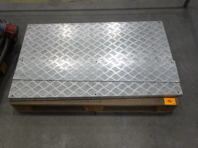 Pallet met 4x traanplaat - afbeelding 1 van  3