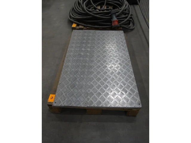 Pallet met 4x traanplaat - afbeelding 2 van  3