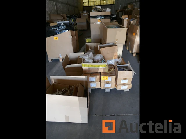 Pallet met aansluitkabels, lampen en armaturen - afbeelding 1 van  7