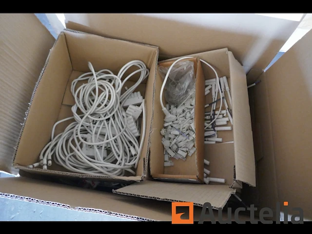 Pallet met aansluitkabels, lampen en armaturen - afbeelding 2 van  7