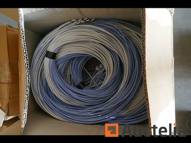 Pallet met aansluitkabels, lampen en armaturen - afbeelding 3 van  7