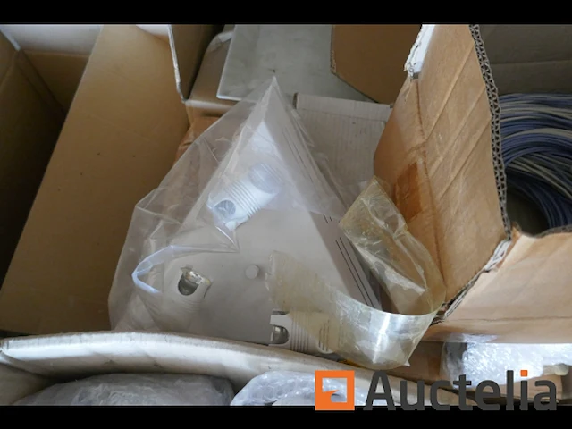 Pallet met aansluitkabels, lampen en armaturen - afbeelding 4 van  7