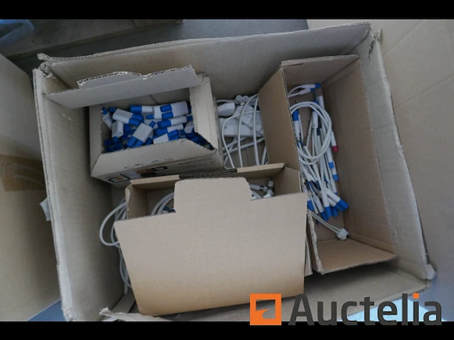 Pallet met aansluitkabels, lampen en armaturen - afbeelding 6 van  7