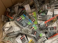 Pallet met blisters bevestigingen - afbeelding 4 van  13