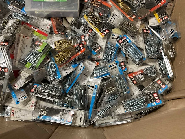 Pallet met blisters bevestigingen - afbeelding 6 van  13