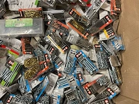 Pallet met blisters bevestigingen - afbeelding 7 van  13