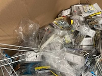 Pallet met blisters bevestigingen - afbeelding 3 van  17
