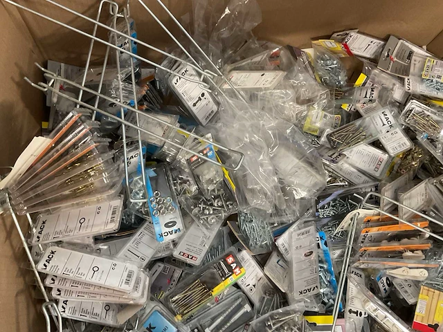 Pallet met blisters bevestigingen - afbeelding 4 van  17