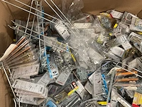 Pallet met blisters bevestigingen - afbeelding 4 van  17