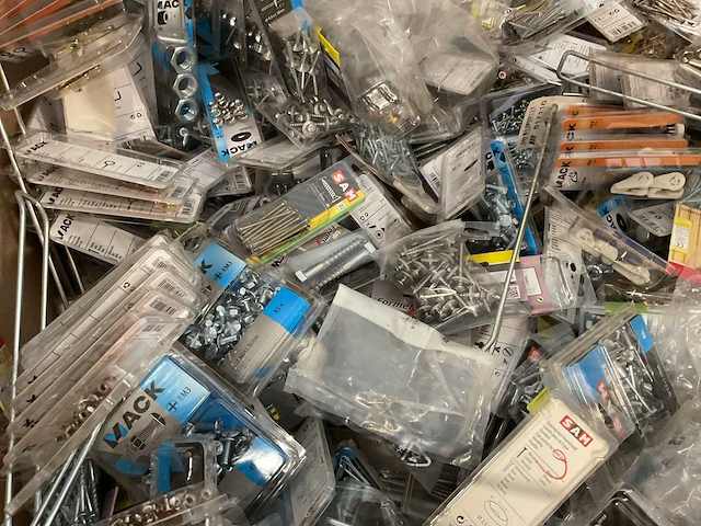 Pallet met blisters bevestigingen - afbeelding 5 van  17