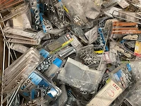 Pallet met blisters bevestigingen - afbeelding 5 van  17