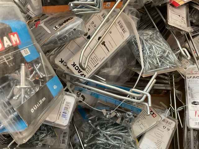 Pallet met blisters bevestigingen - afbeelding 7 van  17