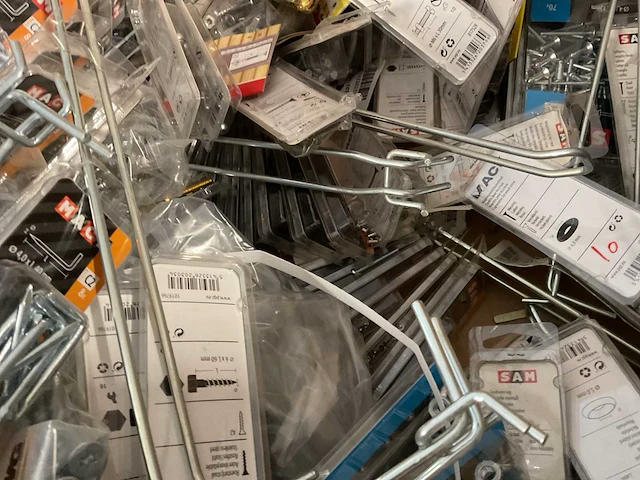 Pallet met blisters bevestigingen - afbeelding 8 van  17