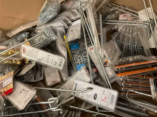 Pallet met blisters bevestigingen - afbeelding 9 van  17