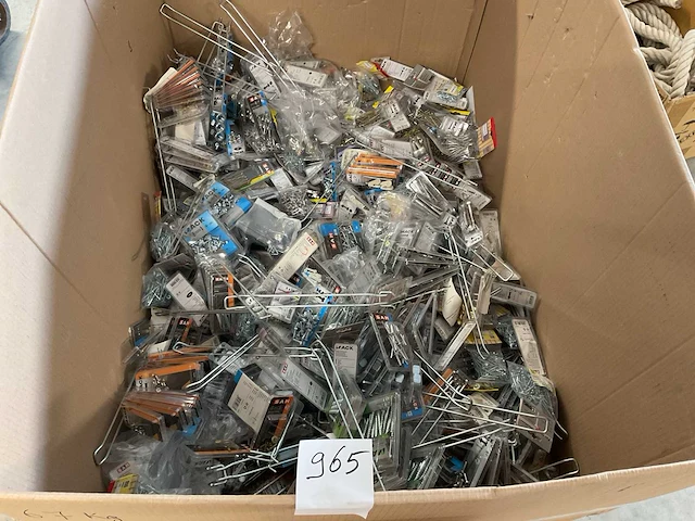 Pallet met blisters bevestigingen - afbeelding 1 van  17