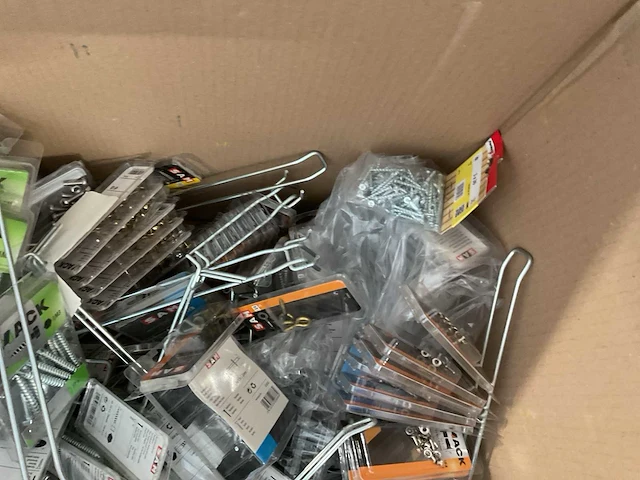 Pallet met blisters bevestigingen - afbeelding 12 van  17
