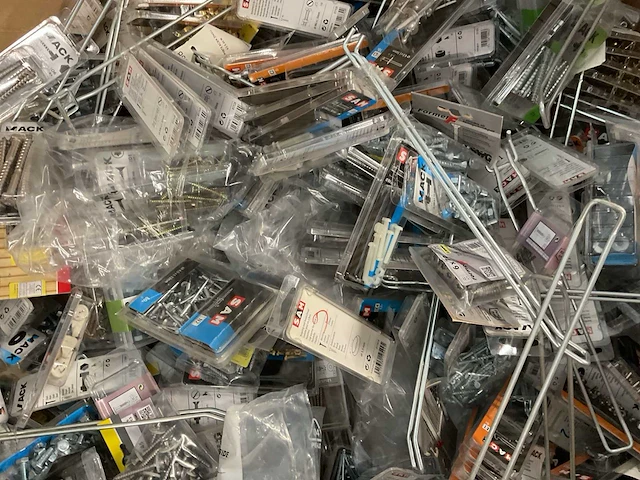 Pallet met blisters bevestigingen - afbeelding 13 van  17
