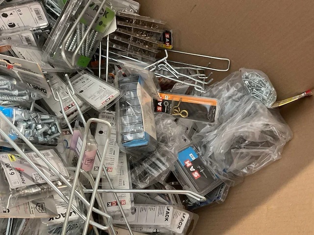 Pallet met blisters bevestigingen - afbeelding 14 van  17