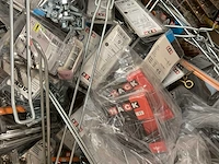 Pallet met blisters bevestigingen - afbeelding 15 van  17