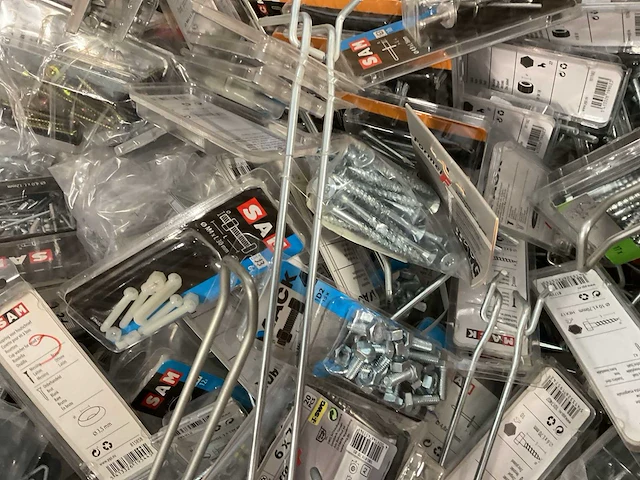 Pallet met blisters bevestigingen - afbeelding 16 van  17
