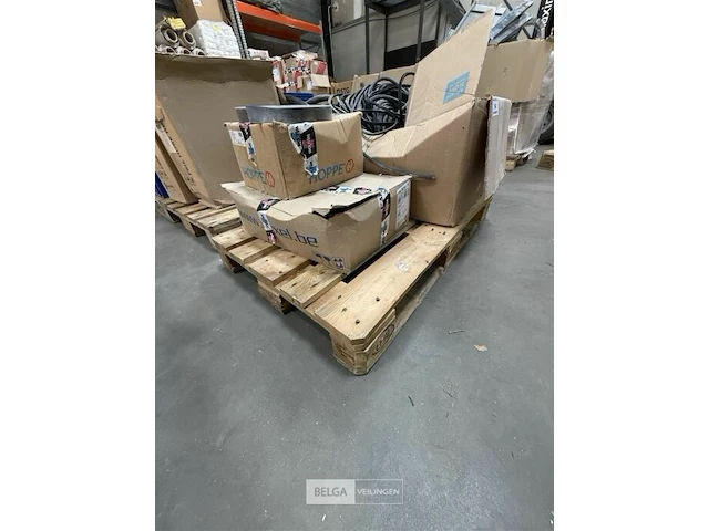 Pallet met dichtingen en buizen met opzetstuk - afbeelding 1 van  5