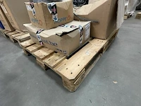 Pallet met dichtingen en buizen met opzetstuk - afbeelding 1 van  5