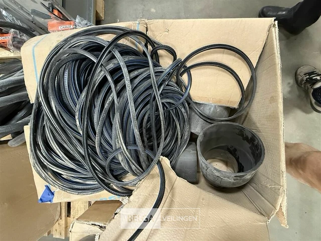 Pallet met dichtingen en buizen met opzetstuk - afbeelding 2 van  5