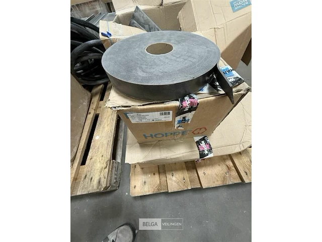 Pallet met dichtingen en buizen met opzetstuk - afbeelding 3 van  5
