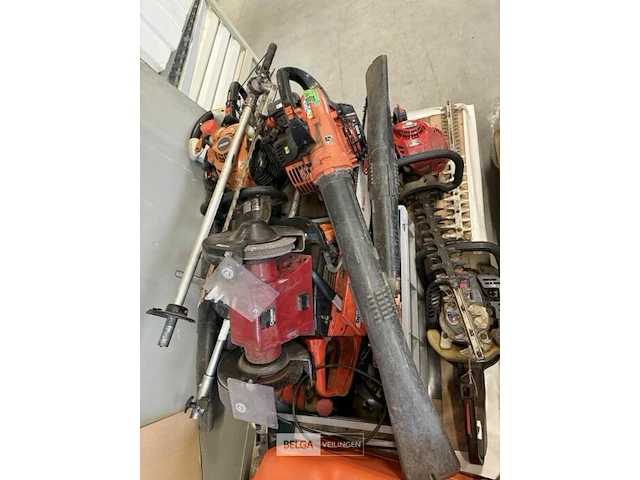 Pallet met div heggescharen, kettingzagen, bladblazer - afbeelding 2 van  5