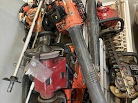 Pallet met div heggescharen, kettingzagen, bladblazer - afbeelding 2 van  5