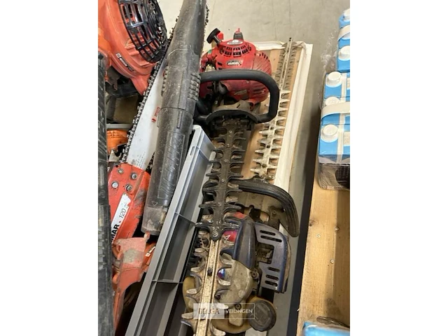 Pallet met div heggescharen, kettingzagen, bladblazer - afbeelding 4 van  5