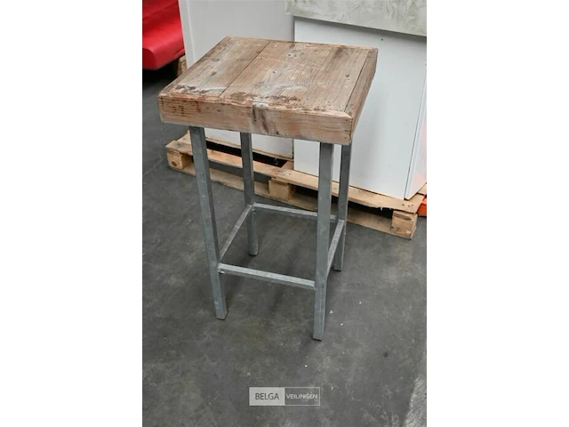 Pallet met div kastjes en stoel - afbeelding 3 van  3