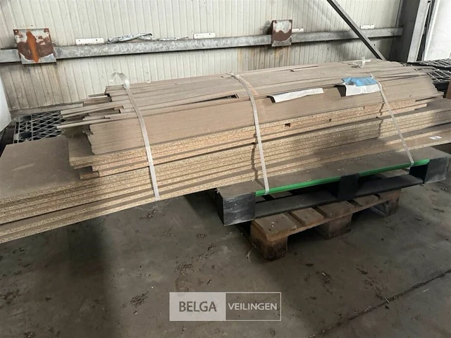 Pallet met div platen en sierlatten - afbeelding 1 van  5
