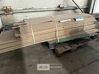 Pallet met div platen en sierlatten - afbeelding 1 van  5